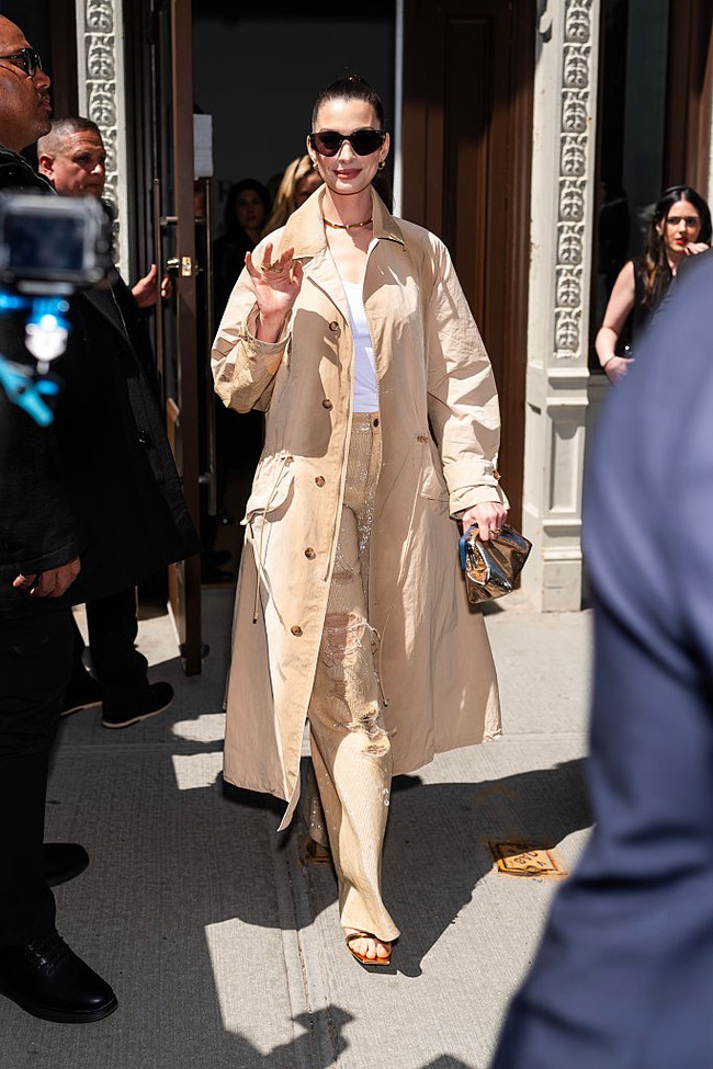 Aktris pemenang Oscar ini tampil stylish dengan gaya tidak biasa, mengenakan yang membuatnya mencuri atensi,  jeans robek bernuansa glamor. Foto: Getty Images/TheStewartofNY