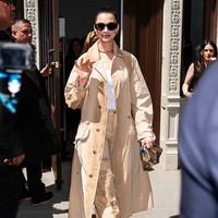 Aktris pemenang Oscar ini tampil stylish dengan gaya tidak biasa, mengenakan yang membuatnya mencuri atensi,  jeans robek bernuansa glamor. Foto: Getty Images/TheStewartofNY