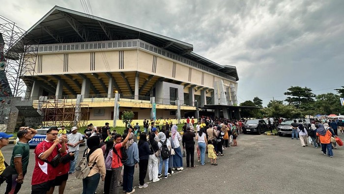 Antrean penonton hendak menyaksikan Final Four Proliga 2025 di GOR Kota Kediri