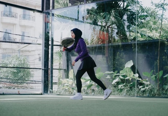 Belakangan ini istri Atta Halilintar, Aurel Hermansyah, tampaknya sedang menggemari olahraga padel. Melalui akun Instagram pribadinya Aurel membagikan potret dirinya saat bermain padel. Foto: Instagram/@aurelie.hermansyah
