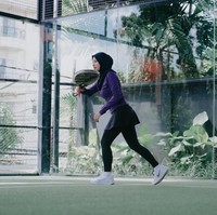 Belakangan ini istri Atta Halilintar, Aurel Hermansyah, tampaknya sedang menggemari olahraga padel. Melalui akun Instagram pribadinya Aurel membagikan potret dirinya saat bermain padel. Foto: Instagram/@aurelie.hermansyah