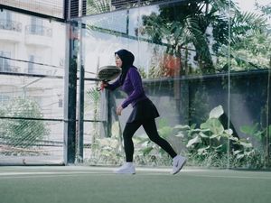 6 Foto Aurel Hermansyah Main Padel Pakai Rok Leging, Body Goals Jadi Sorotan