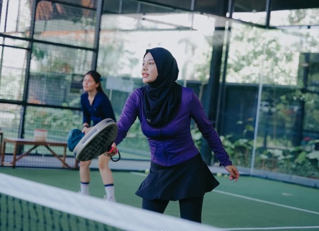 Kenakan pakaian bodycon, lekuk tubuh Aurel jelas terlihat. Banyak yang memuji body goals Aurel sekarang. “Body goals banget, sexy padat berisi. Mantap mamanur,” komentar salah seorang netizen. Foto: Instagram/@aurelie.hermansyah