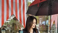 Rossa dikenal sebagai penyanyi Indonesia yang memiliki keterampilan dan suara merdu. Selain bernyanyi ia juga suka membagikan momen seru saat makan atau minum kopi di media sosialnya.  Foto: Instagram @itsrossa910