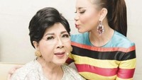 Penyanyi kelahiran 1978 itu namanya memang sedang disorot karena mengalami duka mendalam usai kepergian penyanyo legenda, Titiek Puspa. Foto: Instagram @itsrossa910