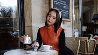 Selain di hotel, pelantun lagu “Terlalu Cinta” itu juga pernah bersantai di sebuah kafe di Paris. Dalam momen ini, Rossa menikmati teh hangat yang disajikan dengan pot dan cangkir. Foto: Instagram @itsrossa910