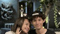 Ibunda Rizky Langit Ramadhan juga tidak pernah melupakan momen ulang tahun anaknya. Kali ini Rossa memberi kejutan kue ulang tahun cokelat untuk anaknya. Foto: Instagram @itsrossa910