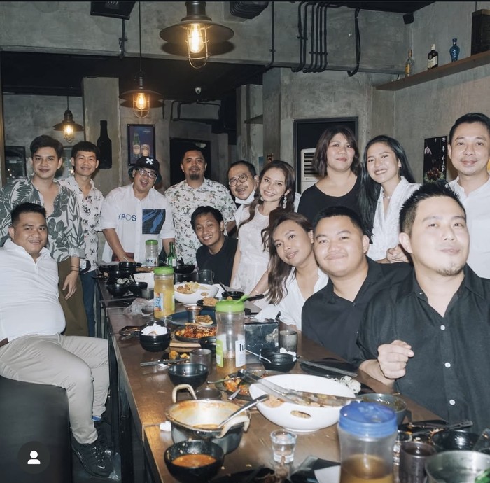 Begini Potret Seru Rossa Saat Makan di London hingga Paris Begini Potret Seru Rossa Saat Makan di London hingga Paris
