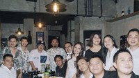 Artis yang mengawali karier sejak kecil ini sempat berkumpul dengan timnya akhir tahun 2024. Mereka menikmati aneka makanan Korea sedap. Foto: Instagram @itsrossa910