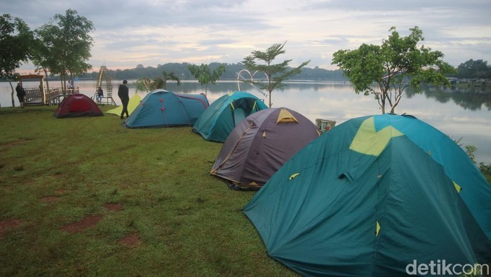 Berkemah di wisata Pesona Poncodan Desa Pohgading Kecamatan Gembong, Pati, Jumat (18/4/2025).