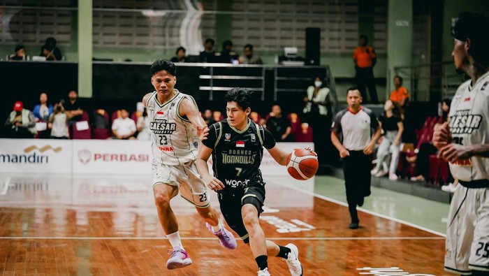 Pacific Caesar vs Borneo Hornbills dalam laga lanjutan Indonesian Basketball League (IBL)