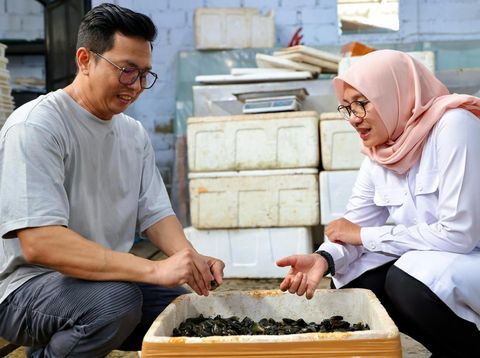 Bupati Banyuwangi mencicipi hidangan Lobster Lezat di Kampung Lobster