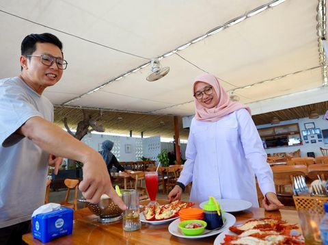 Saat Bupati Banyuwangi mencicipi hidangan Lobster Lezat di Kampung Lobster