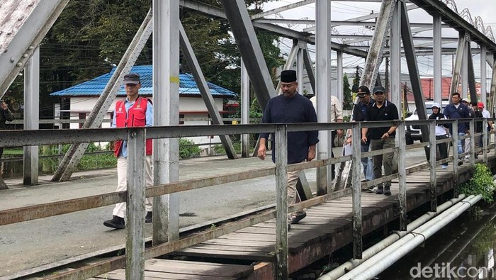 Bupati Kukar Edi Damansyah di Jembatan Besi di Tenggarong.