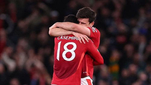 Keksa ayollarning qalin sonlari va tukli mushuklari