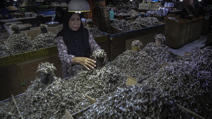 Cuaca Buruk, Harga Ikan Teri di Ternate Jadi Naik Pedagang menata ikan teri jualannya di Pasar Higienis Ternate, Maluku Utara, Jumat (18/4/2025). Menurut pedagang,sejak tiga hari terakhir harga ikan teri (ukuran kecil) naik dari Rp50 ribu per kilogram menjadi Rp120ribuper kilogram dan ikan teri (ukuran besar) dari Rp30 ribu per kilogram menjadi Rp80 ribu per kilogram yang disebabkan kurangnyapasokan ikan teri dari Halmahera Timur akibathasil tangkapan nelayan menurun karena cuaca buruk dan gelombang tinggi. ANTARA FOTO/Andri Saputra/YU