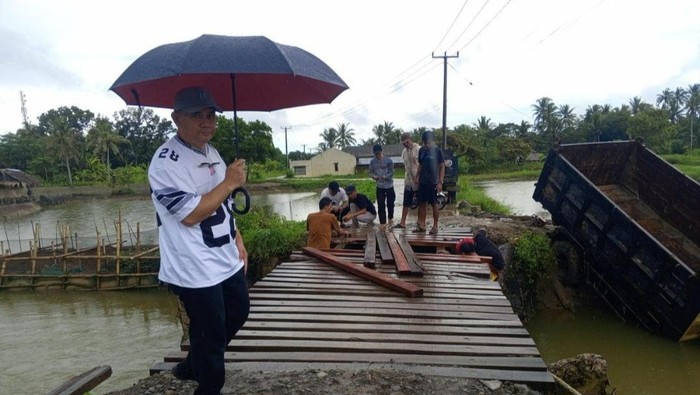 DPUPR Pandeglang perbaikan jembatan rusak yang sebelumnya jadi lokasi truk terguling (dok. Ist)