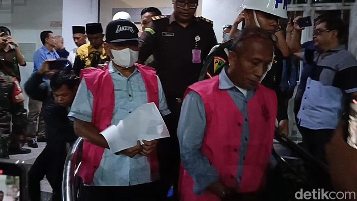 Eks Bupati Lampung Timur Dalam Rahardjo (topi)