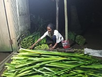 Semangat Enih, Perajin Daun Pandan yang Tetap Kerja Meski Usia Senja