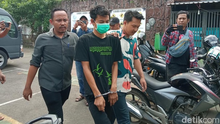 ES (memakai masker), pelaku begal payudara di Cirebon.