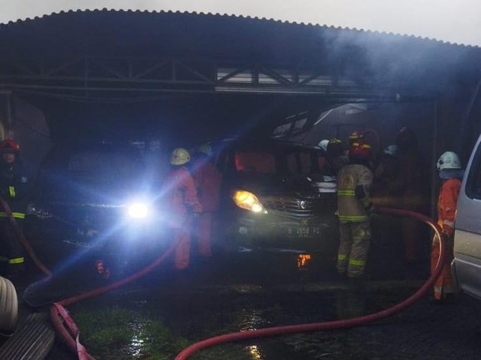 Garasi milik warga Jalan Sidosermo Indah II No 39 Kelurahan Sidosermo, Kecamatan Wonocolo terbakar