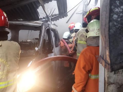 Garasi milik warga Jalan Sidosermo Indah II No 39 Kelurahan Sidosermo, Kecamatan Wonocolo terbakar