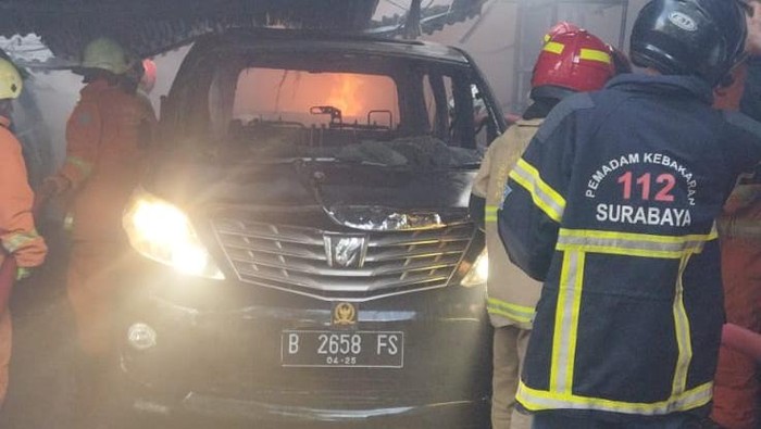 Garasi milik warga Jalan Sidosermo Indah II No 39 Kelurahan Sidosermo, Kecamatan Wonocolo terbakar