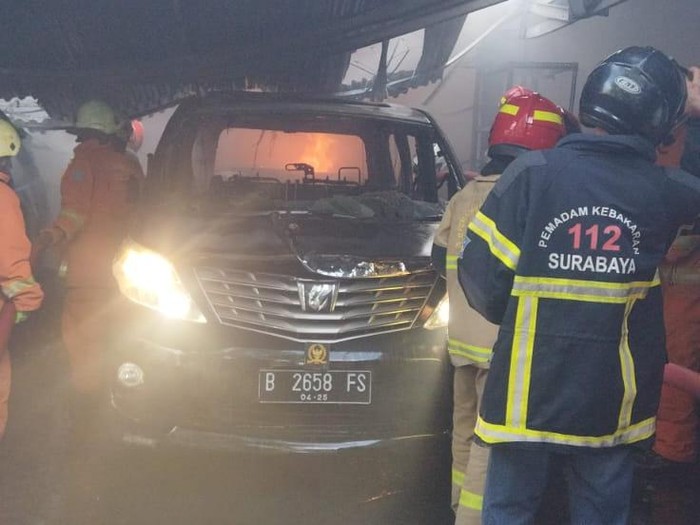 Garasi milik warga Jalan Sidosermo Indah II No 39 Kelurahan Sidosermo, Kecamatan Wonocolo terbakar