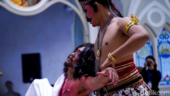 Gereja Katolik Santo Vincentius A Paulo Gelar Visualisasi Jalan Salib dalam Budaya Jawa