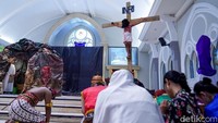 Ibadah jalan salib ini dilaksanakan setiap hari Jumat sebelum paskah. Santhi menyebut tema budaya Jawa dipilih tahun ini untuk menunjukkan kearifan lokal.