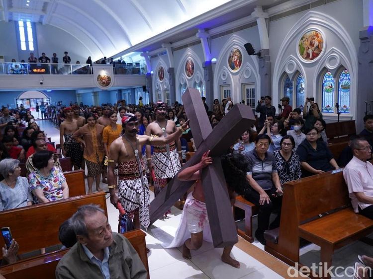 Visualisasi Jalan Salib Bernuansa Jawa di Surabaya