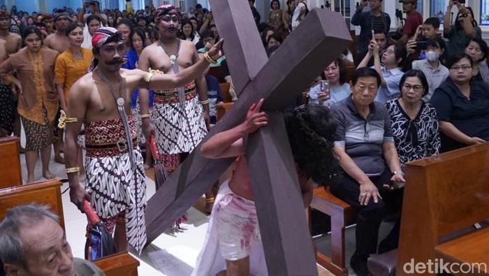 Gereja Katolik Santo Vincentius A Paulo Gelar Visualisasi Jalan Salib dalam Budaya Jawa Gereja Katolik Santo Vincentius A Paulo Gelar Visualisasi Jalan Salib dalam Budaya Jawa