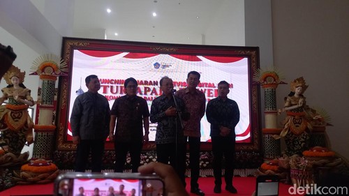 Gubernur Bali Wayan Koster, meluncurkan siaran TV Digital di Turyapada Tower, Buleleng, Bali, Jumat (18/4/2025). (Made Wijaya Kusuma)