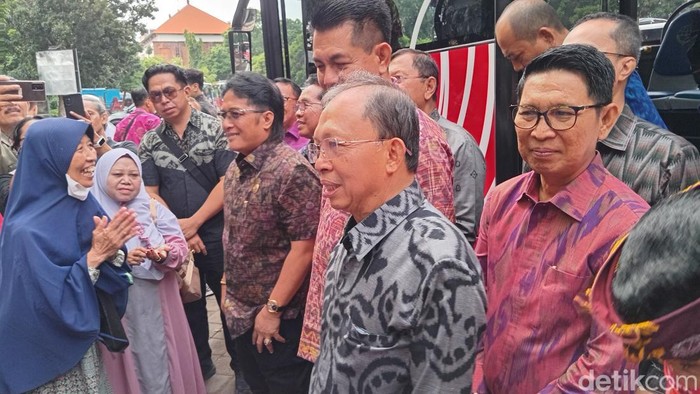 Gubernur Bali, Wayan Koster, para bupati serta wakil wali kota Denpasar, dan Ketua DPRD Bali, Dewa Made Mahayadnya, meresmikan bus TMD, Jumat (18/4/2025). (Aryo Mahendro/detikBali).