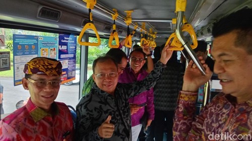 Gubernur Bali, Wayan Koster, para bupati serta wakil wali kota Denpasar, dan Ketua DPRD Bali, Dewa Made Mahayadnya, naik bus TMD, Jumat (18/4/2025). (Aryo Mahendro/detikBali).
