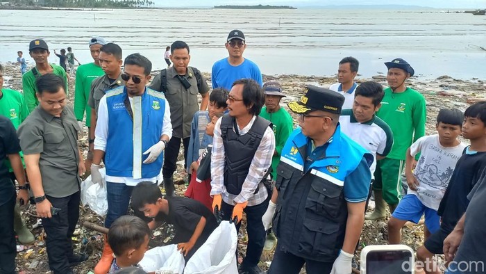 Gubernur Banten Andra Soni turun langsung membersikan sampah di Desa Teluk, Pandeglang. (Aris Rivaldo/detikcom)