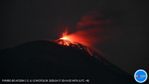 Gunung Ile Lewotolok di Kabupaten Lembata saat meletus, Jumat (18/4/2025). (IST)