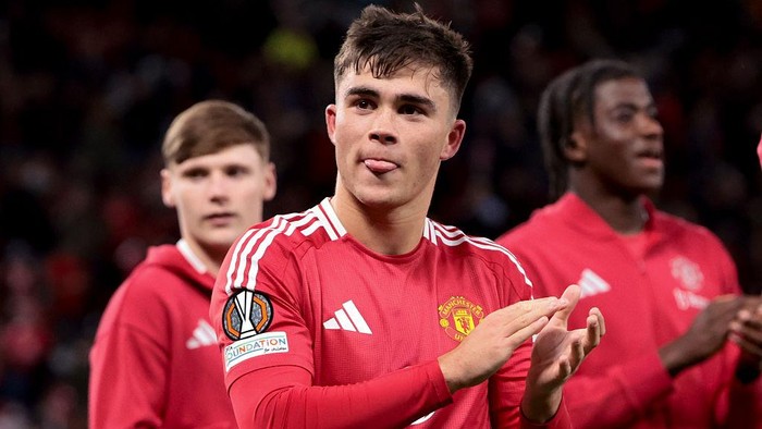 MANCHESTER, ENGLAND - APRIL 17: Harry Amass of Manchester United celebrates the victory following the UEFA Europa League 2024/25 Quarter Final Second Leg football match between Manchester United (Man U) and Olympique Lyonnais (OL, Lyon) at Old Trafford  stadium on April 17, 2025 in Manchester, England. (Photo by Jean Catuffe/Getty Images)