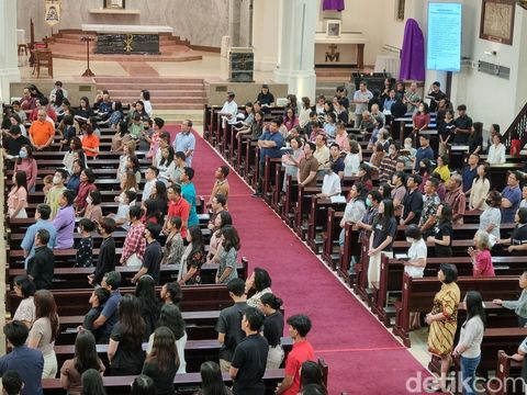 Ibadah Jumat Agung di Gereja Katedral Surabaya