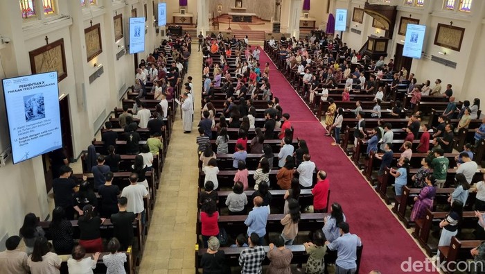 Ibadah Jumat Agung di Gereja Katedral Surabaya