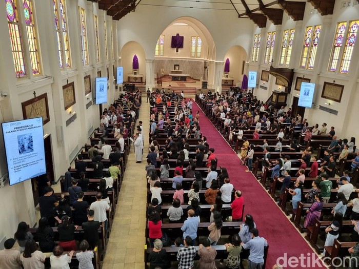Ibadah Jumat Agung di Gereja Katedral Surabaya