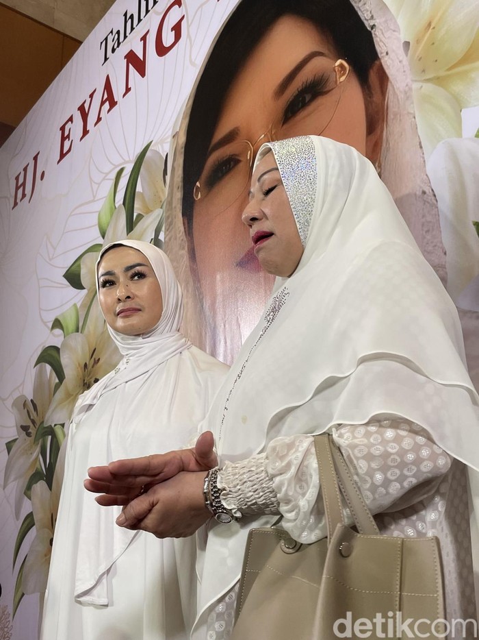Iis Dahlia (kiri) saat menghadiri tahlilan 7 hari meninggalnya Titiek Puspa pada Kamis (17/4/2025).