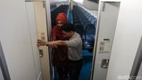 Pramugari juga sudah memakai busana tertutup serta hijab.