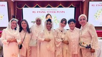 Keluarga, kerabat, sahabat hingga Inul Daratista menggelar acara tujuh harian meninggalnya Titiek Puspa, Kamis (17/4/2025) malam yang digelar di Gedung PTIK. Foto: instagram Inul Daratista