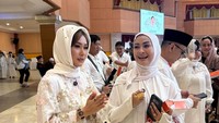 Ada Iis Dahlia juga yang turut hadir dalam acara tersebut. Masyaallah banyak yang sayang dan mendoakan eyang, tulis Iis Dahlia dalam Instagram miliknya. Suasana kehangatan terasa dalam acara tersebut. Foto: instagram Inul Daratista