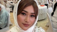 Inul Daratista menjadi salah satu orang yang dekat sekali dengan Titiek Puspa. Ia juga menemani Titiek Puspa sampai akhir mengembuskan napas terakhir. Foto: instagram Inul Daratista