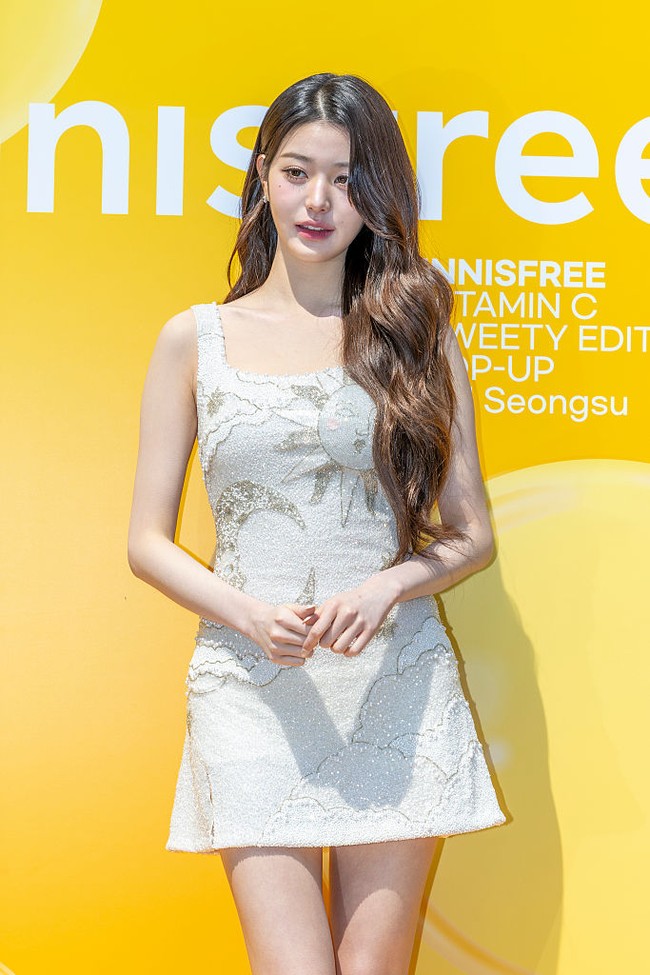 Penampilan Jang Wonyoung sontak ramai menjadi perbincangan di media sosial. Netizen membandingkan paras cantiknya dengan boneka terlebih memiliki postur ideal, dengan tinggi badan 173 cm. Foto: Getty Images