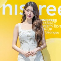 Penampilan Jang Wonyoung sontak ramai menjadi perbincangan di media sosial. Netizen membandingkan paras cantiknya dengan boneka terlebih memiliki postur ideal, dengan tinggi badan 173 cm. Foto: Getty Images