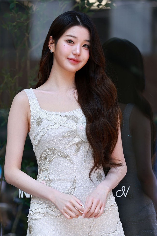 Visual grup KPop IVE itu memakai mini dress mewah berhias payet, yang dipadukan dengan heels berwarna senada. Foto: Getty Images