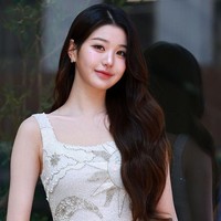 Visual grup KPop IVE itu memakai mini dress mewah berhias payet, yang dipadukan dengan heels berwarna senada. Foto: Getty Images